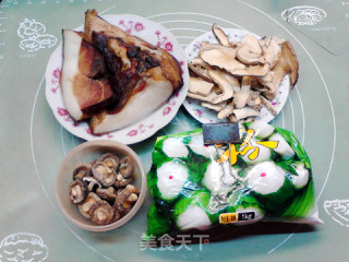 腊肉蘑菇叶女粑的做法步调：1