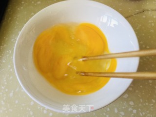 西白柿青椒炒鸡蛋的做法步调：3