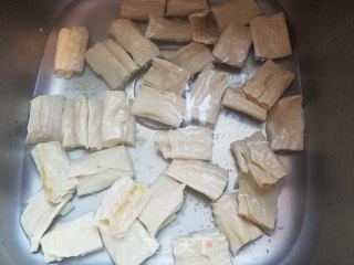 海参鲍鱼烧腐竹的做法步调：2