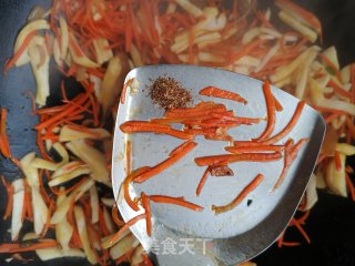 胡萝卜杏鲍菇炒五花肉的做法步调：7