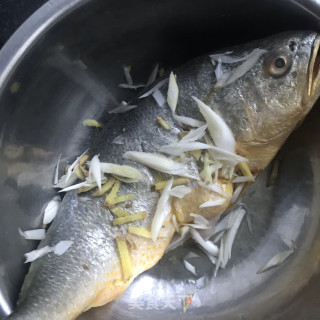 白烧黄花鱼的做法步调：2