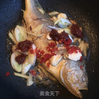 白烧黄花鱼的做法步调：5