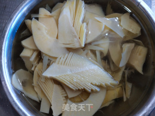 梅菜笋丁炒馅肉包的做法步调：1