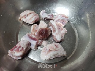 青萝卜炖羊排的做法步调：1
