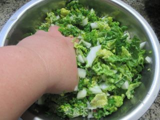 开洋黄心菜肉终馅饺子的做法步调：5