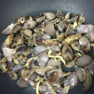 洋葱爆炒鸭胗的做法步调：5