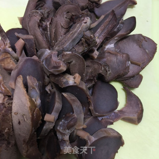 洋葱爆炒鸭胗的做法步调：2