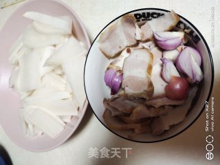 五花肉烧萝卜的做法步调：1