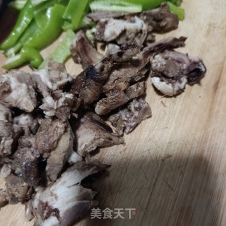 “羊肉”青辣椒炒羊头肉的做法步调：2