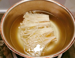 酸苦开胃的金针菇豆皮卷的做法步调：2