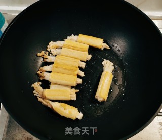 酸苦开胃的金针菇豆皮卷的做法步调：8