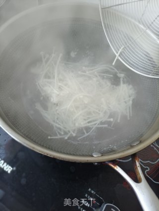 金针菇海参拌鸽胸肉的做法步调：2