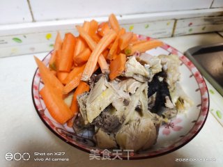 木耳胡萝卜烧鸡肉的做法步调：3