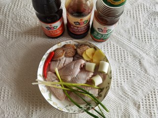 鸡翅焖鲍鱼的做法步调：1
