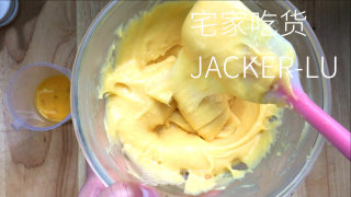 根底闪电泡芙，中壳又喷鼻又坚，奶油馅甘美浓重，非常值得一试。的做法步调：8