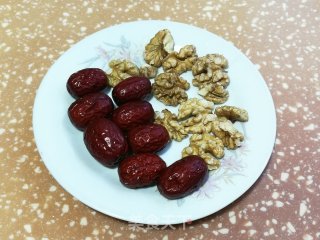 核桃白枣苹果汤的做法步调：1