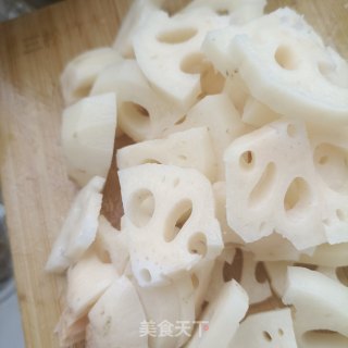莲藕海参炖排骨的做法步调：5