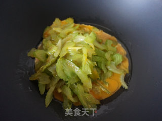 西芹滑蛋的做法步调：7