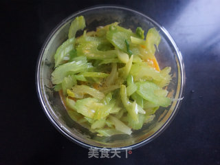 西芹滑蛋的做法步调：5