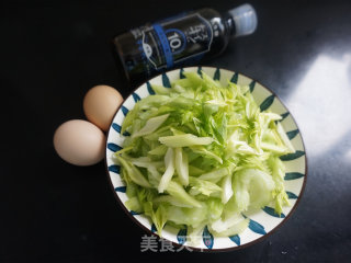 西芹滑蛋的做法步调：1