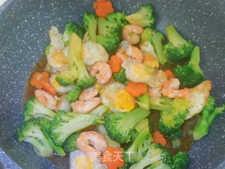西蓝花炒虾仁的做法步调：13