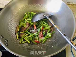 蒜苔炒腊肉的做法步调：5