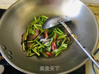 蒜苔炒腊肉的做法步调：4