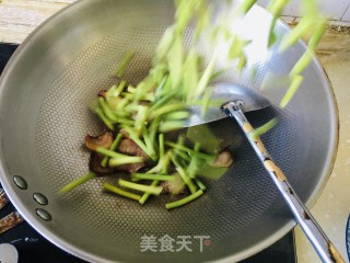 蒜苔炒腊肉的做法步调：2