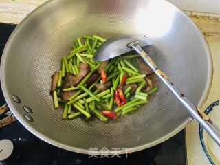 蒜苔炒腊肉的做法步调：3