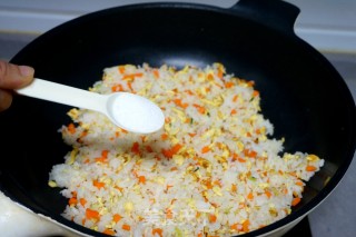 十锦蛋炒饭的做法步调：6