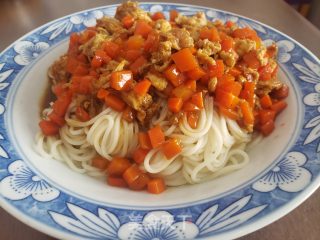 白萝卜鸡蛋炸酱里的做法步调：3