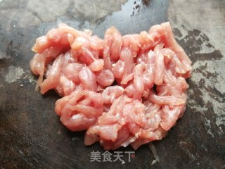 肉丝包心菜炒年糕的做法步调：1