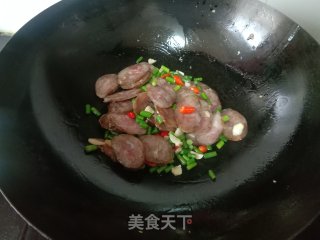 蒜苔炒香肠的做法步调：3