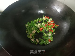 蒜苔炒香肠的做法步调：2