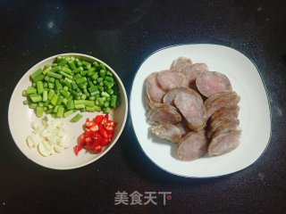 蒜苔炒香肠的做法步调：1
