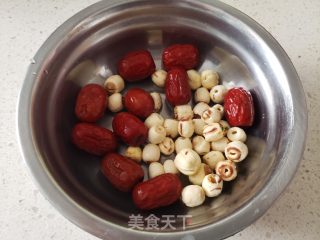 银耳白枣莲籽汤的做法步调：4