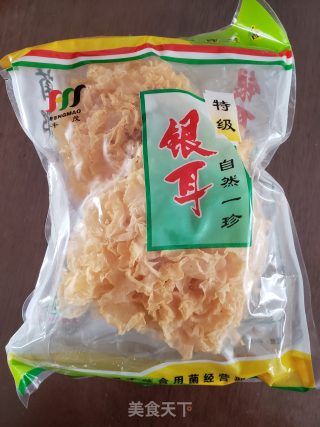 银耳白枣莲籽汤的做法步调：1