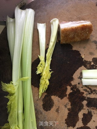 烧肉炒芹菜的做法步调：1