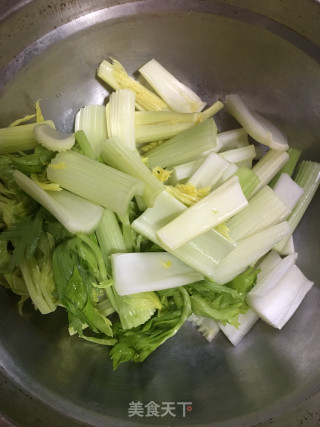 烧肉炒芹菜的做法步调：2