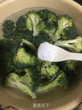 酒喷鼻西兰花的做法步调：1