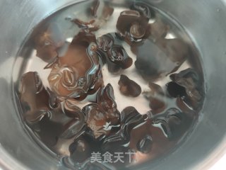 猪肉三陈杏鲍菇盒子的做法步调：3