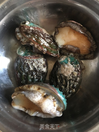 利剑萝卜鲍鱼排骨汤的做法步调：2
