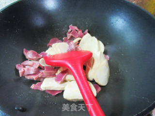喷鼻卤鸭肫炒小素鸡的做法步调：4