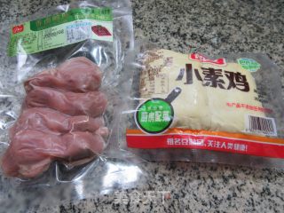 喷鼻卤鸭肫炒小素鸡的做法步调：1