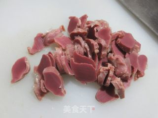 喷鼻卤鸭肫炒小素鸡的做法步调：3