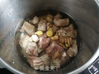 胡萝卜土豆炖排骨的做法步调：3