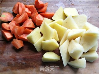 胡萝卜土豆炖排骨的做法步调：4