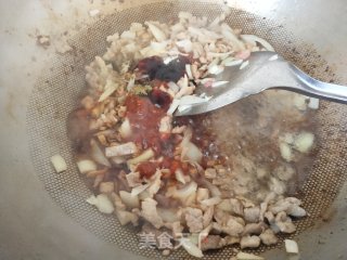 喷鼻菇肉酱的做法步调：4