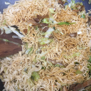 喷鼻葱五花肉丁炒里的做法步调：9