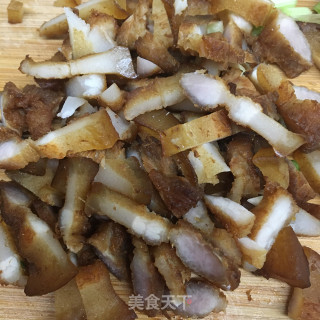 喷鼻葱五花肉丁炒里的做法步调：3